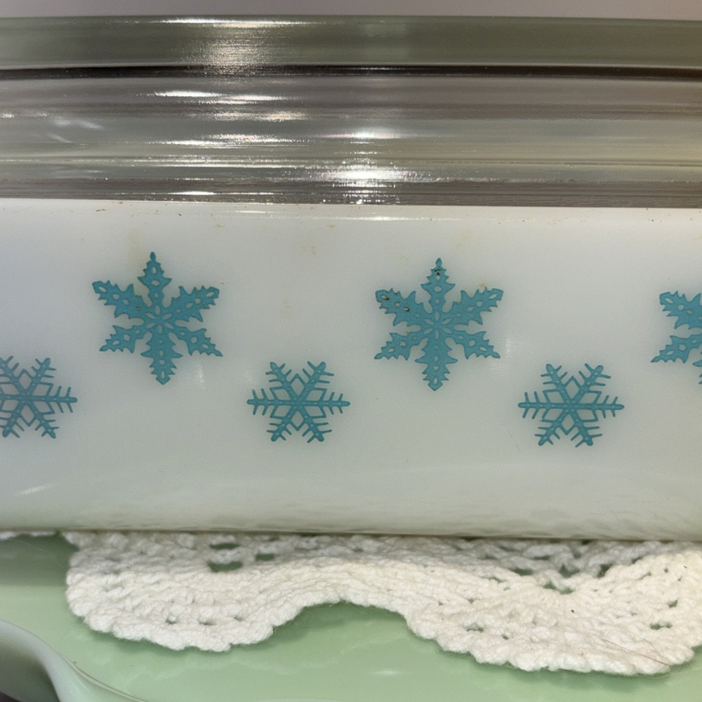 VINTAGE PYREX 575 - B 2 QT. SNOWFLAKE PATTERN  CASSEROLE DISH WITH 550 - C LID - Picture 2 of 14